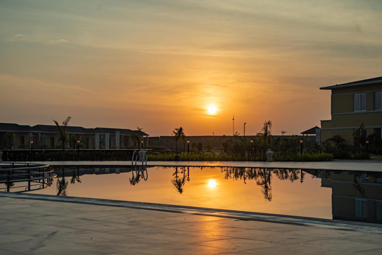 Hawthorn Suites By Wyndham Dwarka Екстериор снимка