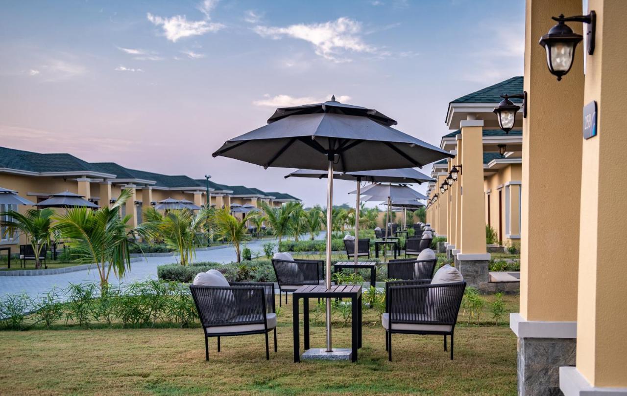 Hawthorn Suites By Wyndham Dwarka Екстериор снимка