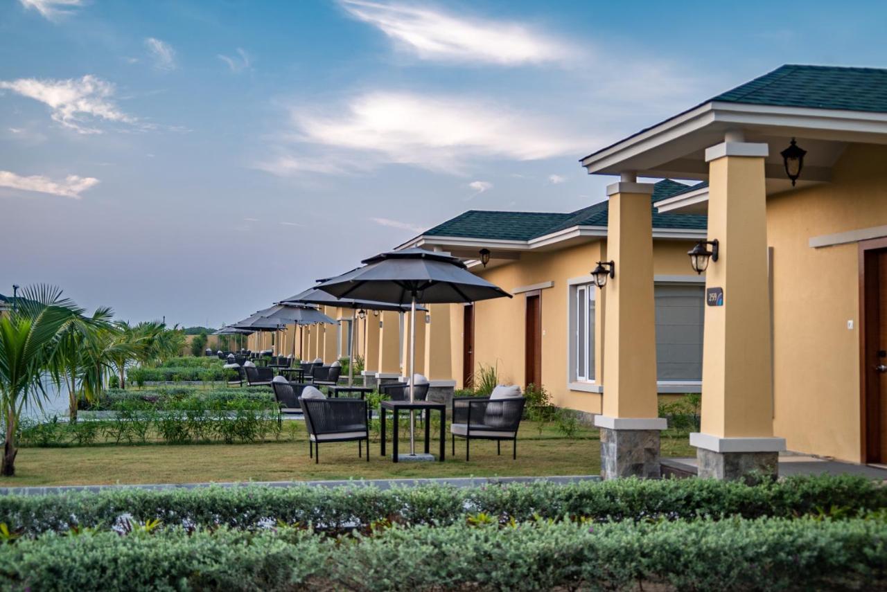 Hawthorn Suites By Wyndham Dwarka Екстериор снимка