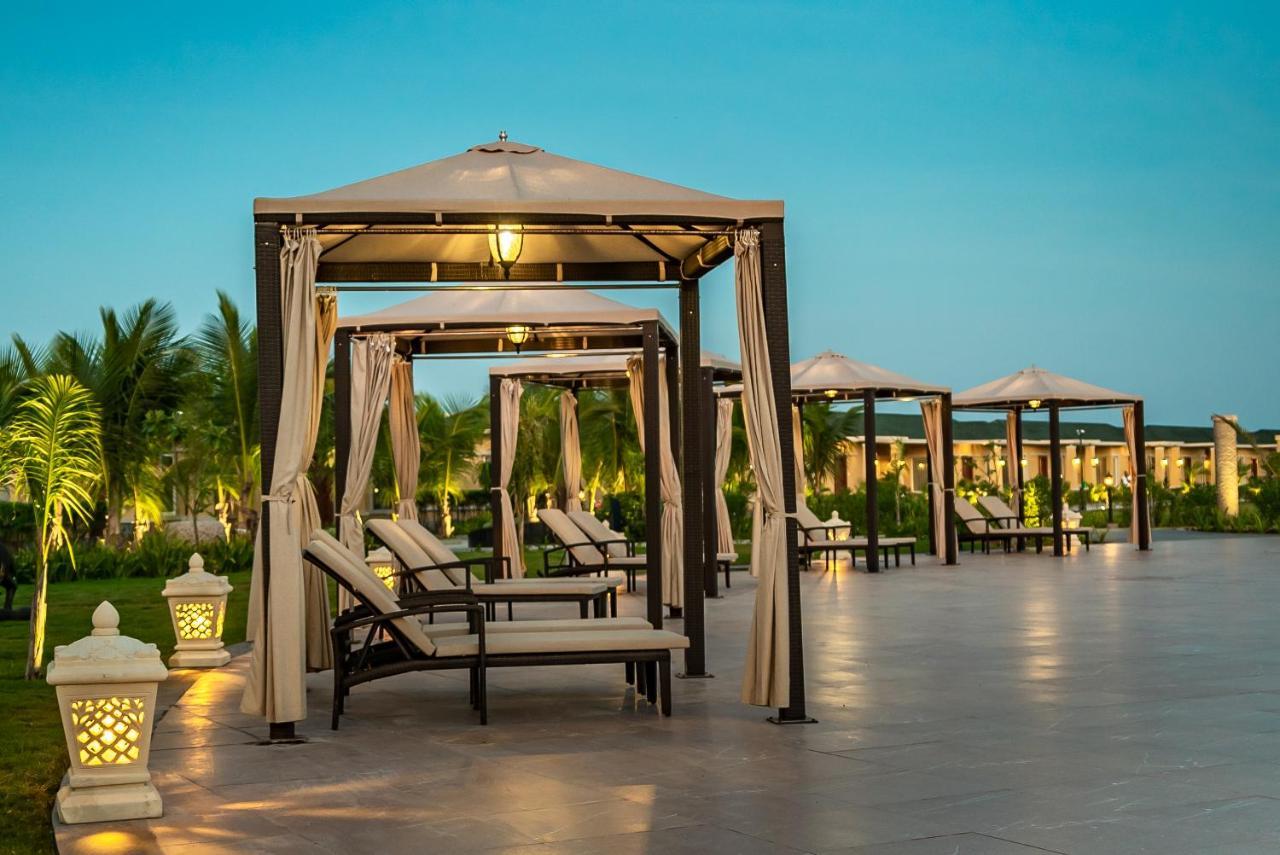 Hawthorn Suites By Wyndham Dwarka Екстериор снимка