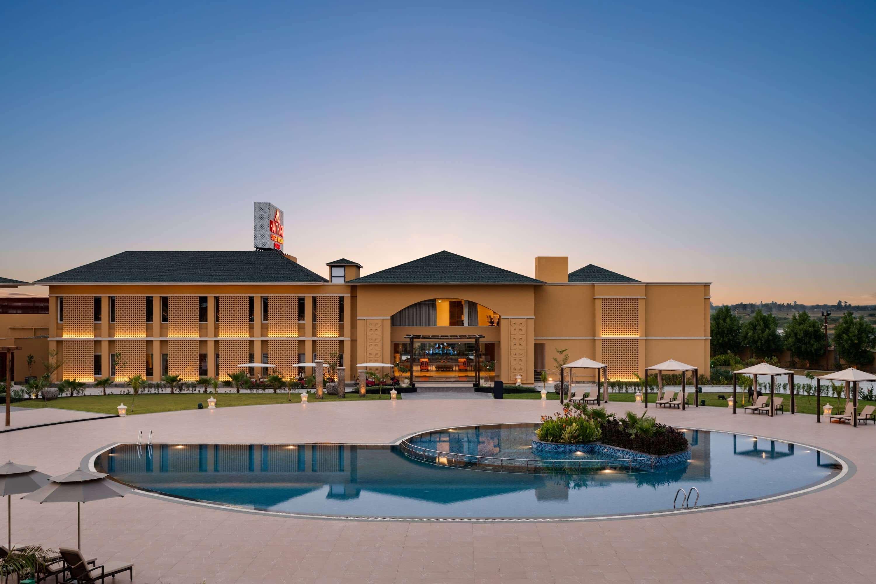 Hawthorn Suites By Wyndham Dwarka Екстериор снимка