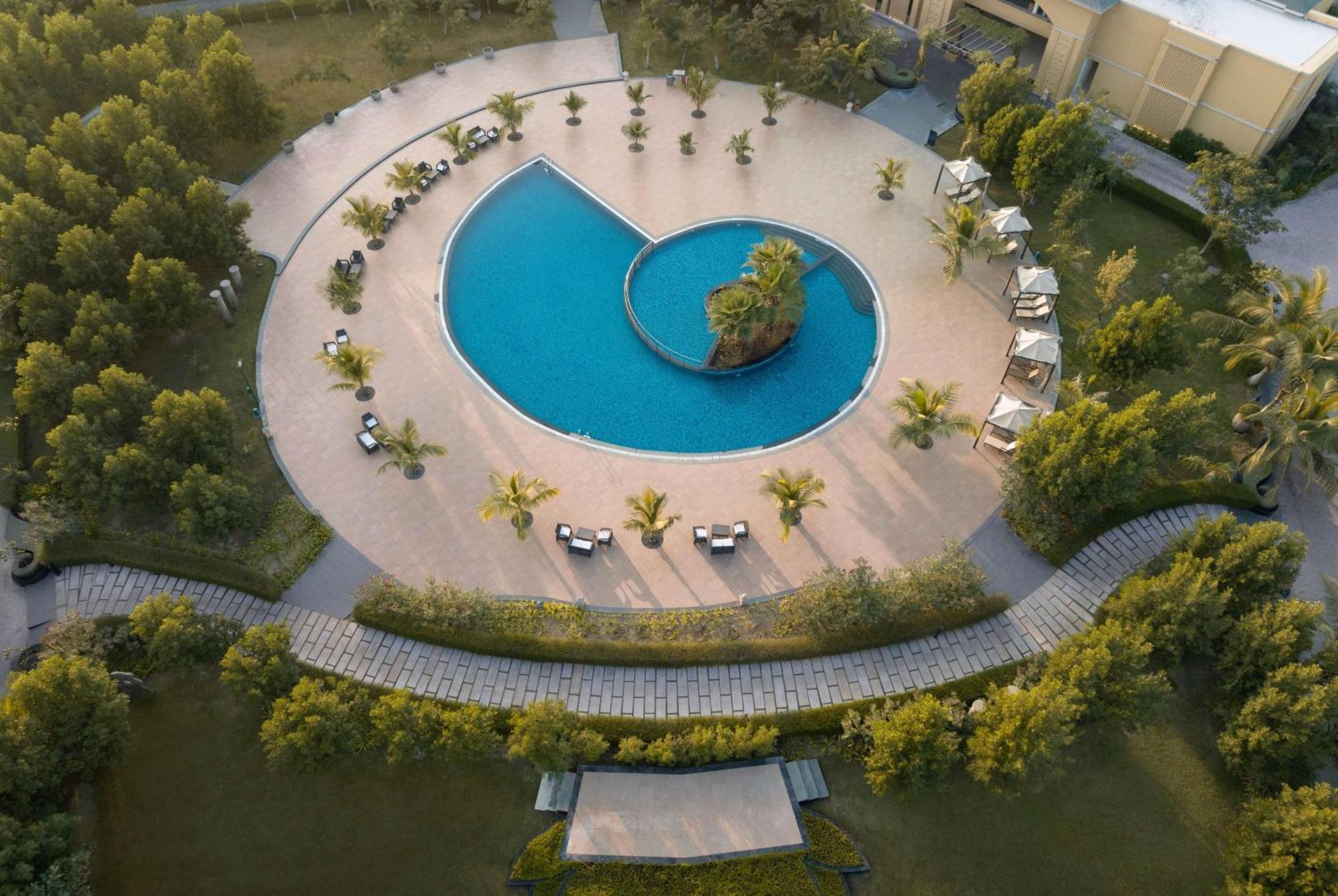 Hawthorn Suites By Wyndham Dwarka Екстериор снимка