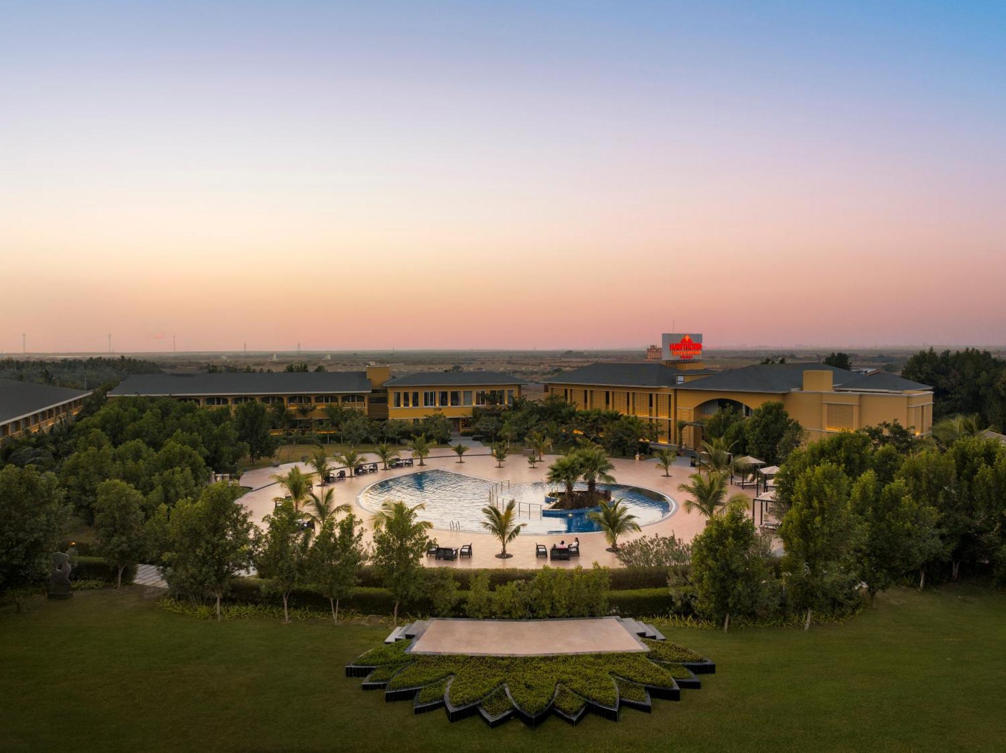 Hawthorn Suites By Wyndham Dwarka Екстериор снимка